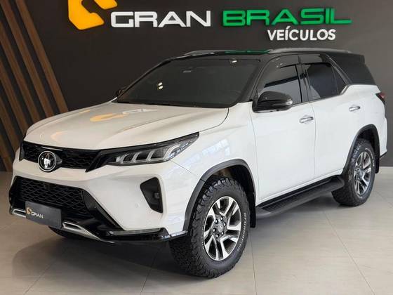 TOYOTA HILUX SW4 2.8 D-4D TURBO DIESEL DIAMOND 7L 4X4 AUTOMÁTICO